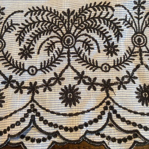 SAKS FIFTH AVENUE Blue & White Pinstripe Embroidered Sleeveless Top Size Large - Picture 3 of 6